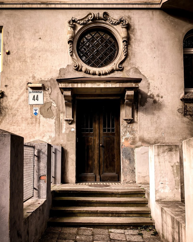 вул. Коновальця, 44 м. Львів